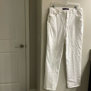 Gloria Vanderbilt Amanda white ladies jeans. 
Size Average Medium, almost new.